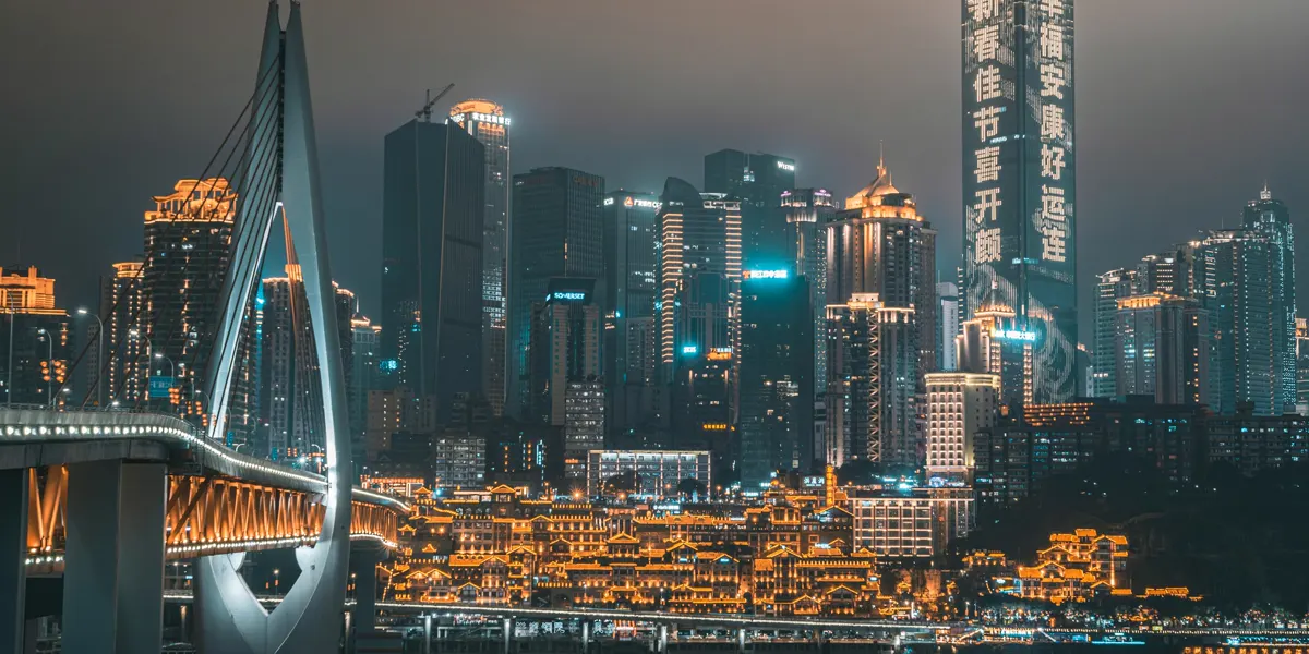 Chongqing di notte: grattacieli, un ponte strallato e Hongyadong illuminato