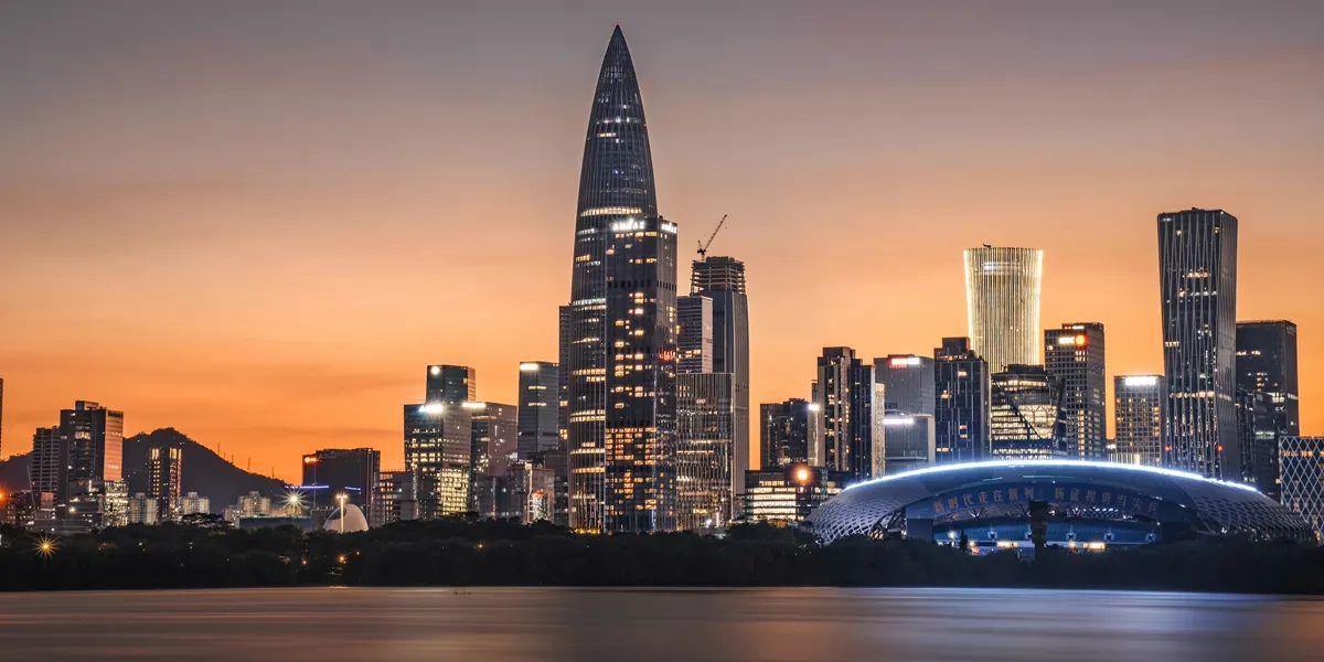 I grattacieli della baia di Shenzhen al tramonto