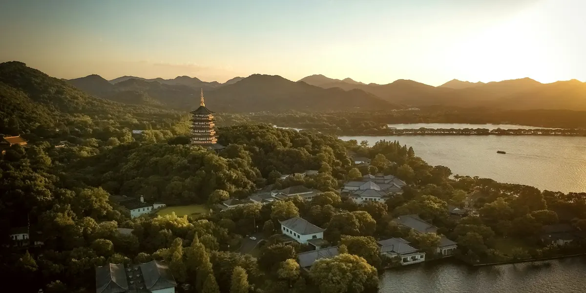 El Lago del Oeste y la pagoda Leifeng al atardecer, en Hangzhou