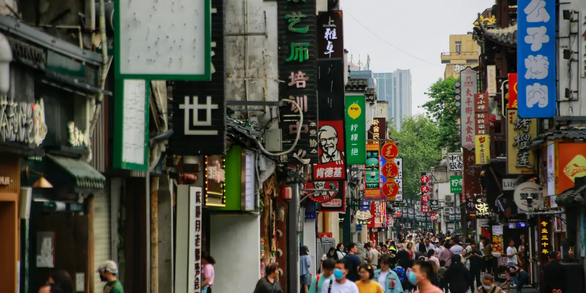 Rua comercial movimentada de Changsha, com placas em caracteres chineses